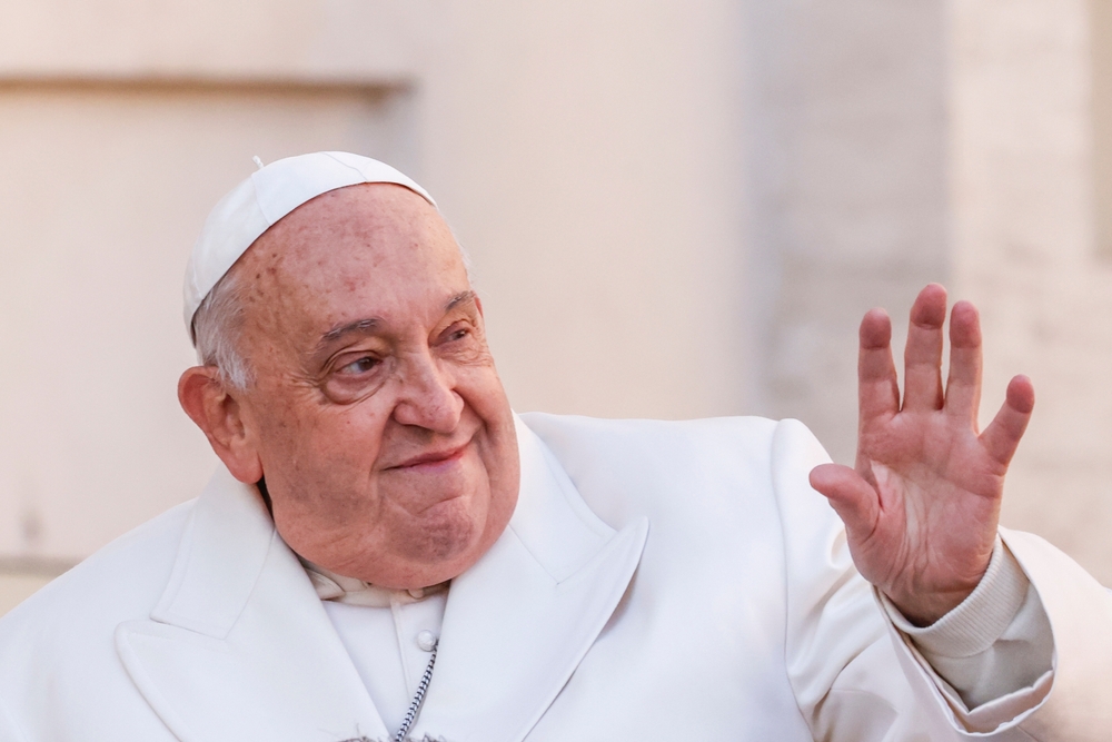 Papa Francesco fiori gialli