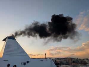 Napoli fumi tossici traghetti