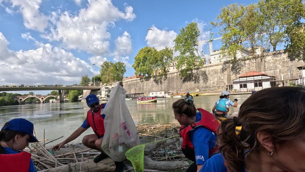 Arca-Fondi-SGR-e-Marevivo-6-settembre-Tevere-cleanup_22-1-1024x576 Marevivo: il mare si protegge partendo dai fiumi. 100 kg di rifiuti rimossi dal Tevere