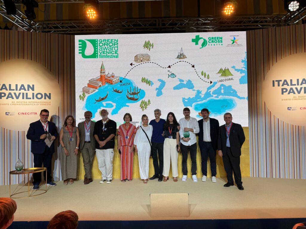 Consegna-del-Green-Drop-Award-a-Silent-Friend-1024x768 Il cinema che denuncia la crisi climatica a Venezia: assegnati i Green Drop Award a