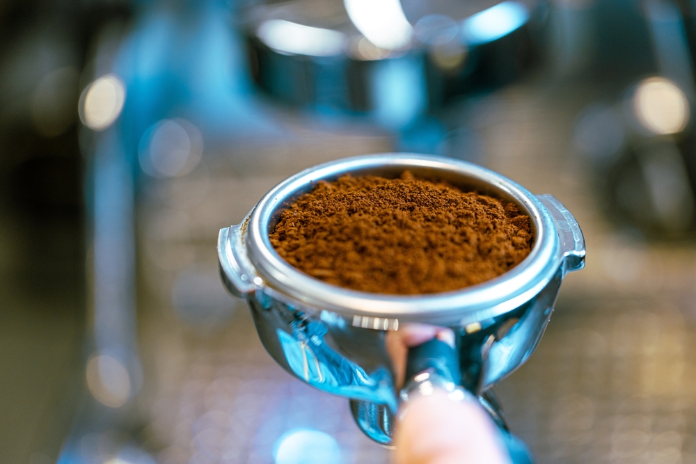 Fondi del caffè e plastica scartata per intrappolare CO2