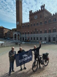 in bici contro la plastica