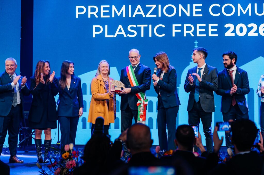 20-1-1024x682 Comuni Plastic Free, 141 premiati a Roma: «Il 90% della plastica nel nostro corpo la respiriamo»