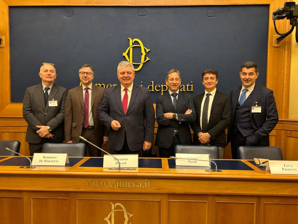 da-sinistra-Gianni-Todini-Roberto-Di-Molfetta-Massimo-Milani-Luca-Proietti-Francesco-Sicilia-e-Massimo-Medugno-1024x768 L'Italia ricicla il 90% degli imballaggi in carta. Ora vuole anche una Giornata Nazionale per dirlo al mondo