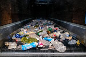 Il sistema italiano del riciclo plastica è a un bivio. Assorimap, Assosele e Unionplast siglano un’intesa storica per il nuovo CdA di Corepla: quattro nomi per salvare un comparto messo in ginocchio dai costi energetici e dai prodotti low-cost asiatici. Ecco cosa cambia per l'economia circolare.